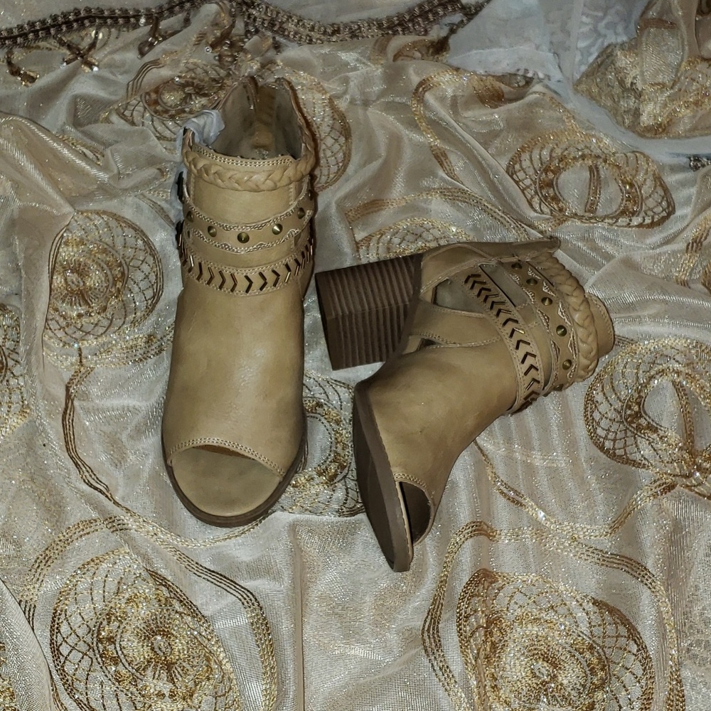 💛SALEEEE💛 Tan Boots 💛